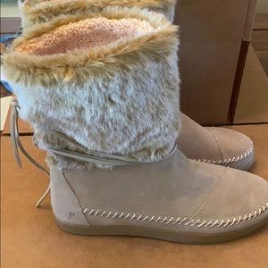 Toms Winter Boots Size 9.5